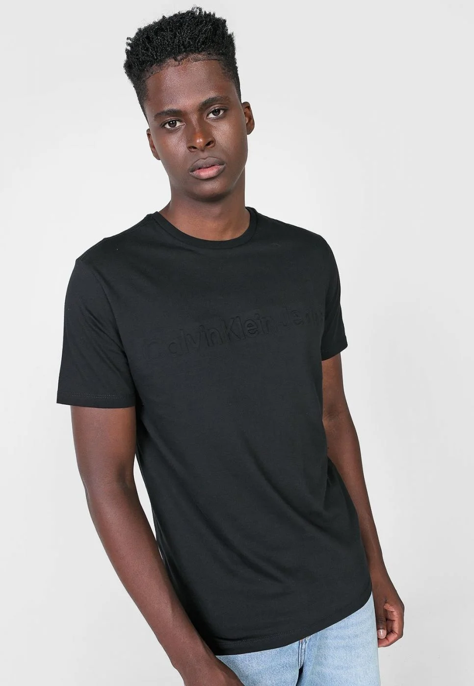 CAMISETA CALVIN KLEIN JEANS PRETA ESTAMPA MONOCROM TICA EM ALTO