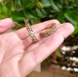 Argola Com Strass Ouro - <strong>Lt Color Topaz</strong>