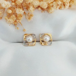 Brinco Delicado Quadrado Zirc.e Pérola - <strong>Dourado</strong>