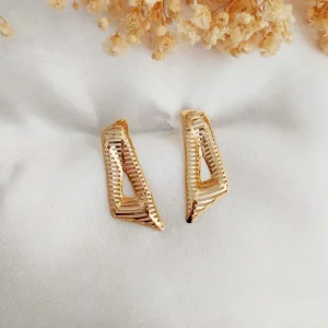 Brinco Retangular Vazado - <strong>Dourado</strong>