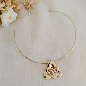 Colar Aro Lírio Com Pérolas Solara - <strong>Dourado</strong>