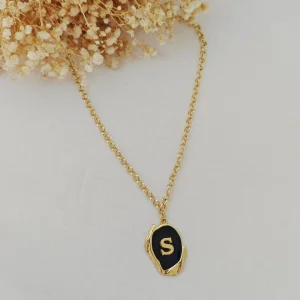 Colar Pingente Resinado com Letra - <strong>Dourado</strong>