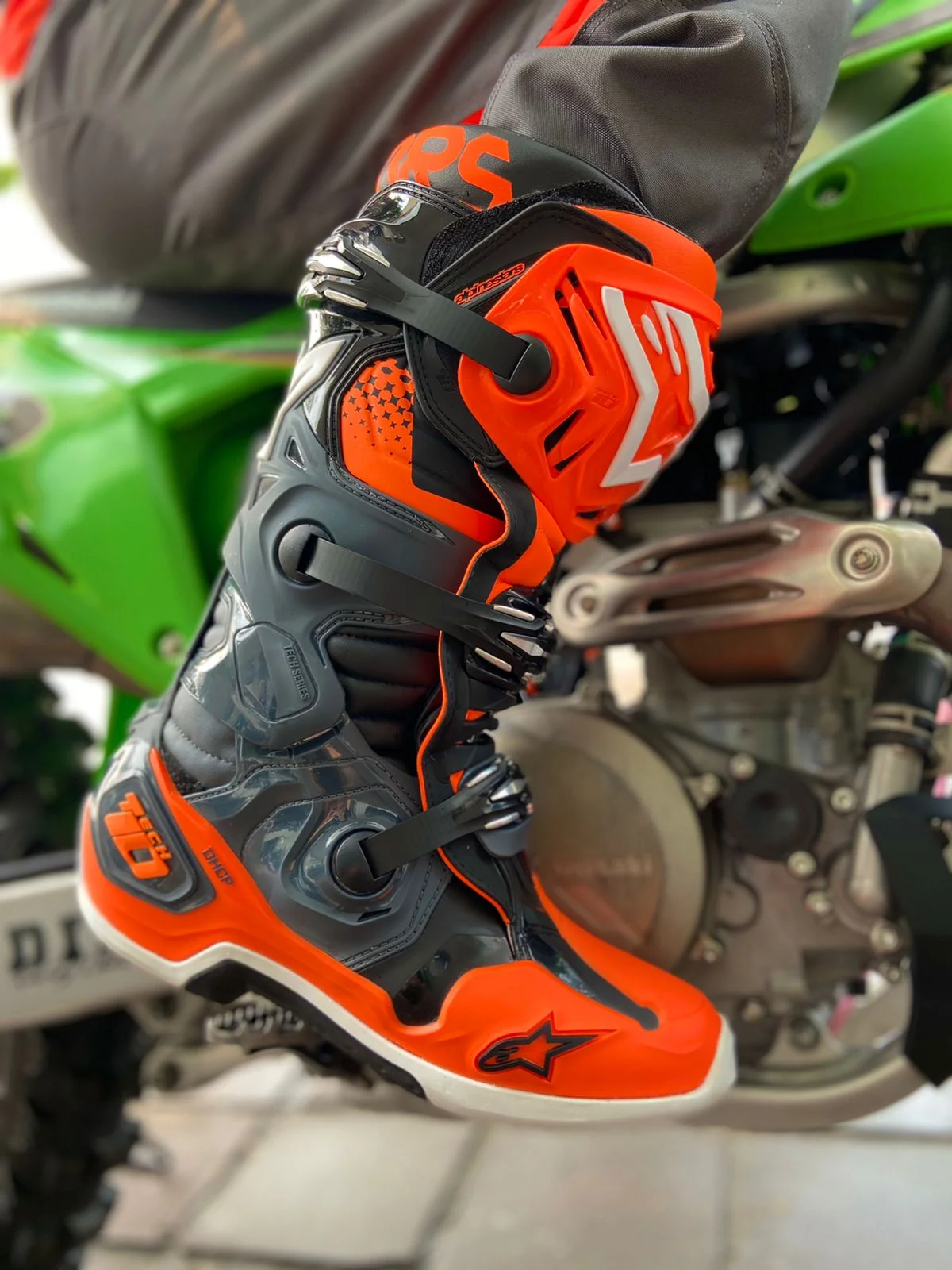 Bota Alpinestars Tech 10 Cinza/Laranja Fluor - Spinelli Motos Boutique
