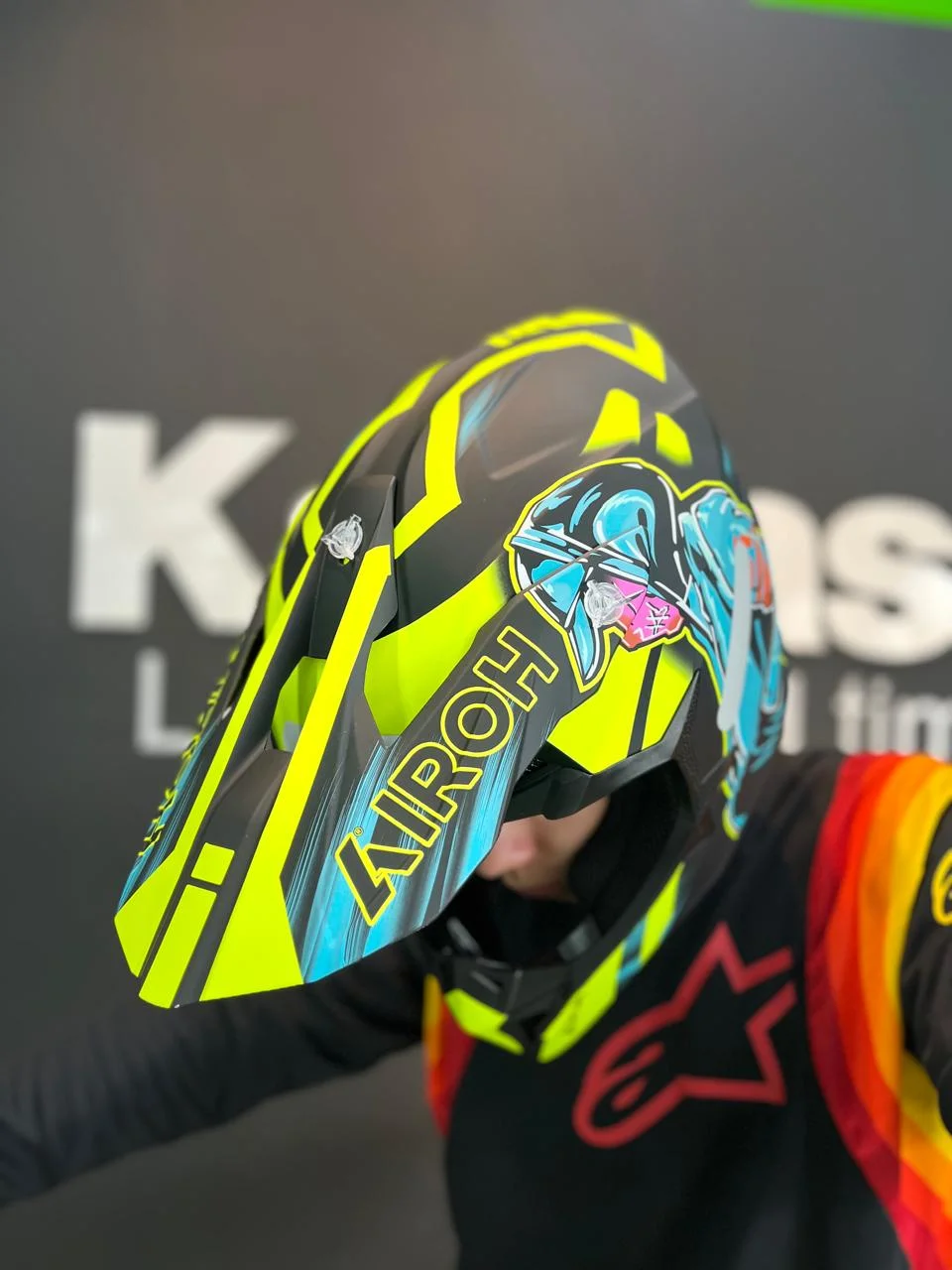 Capacete Airoh Wraap 2025 Cyber Amarelo/Azul - Spinelli Motos Boutique