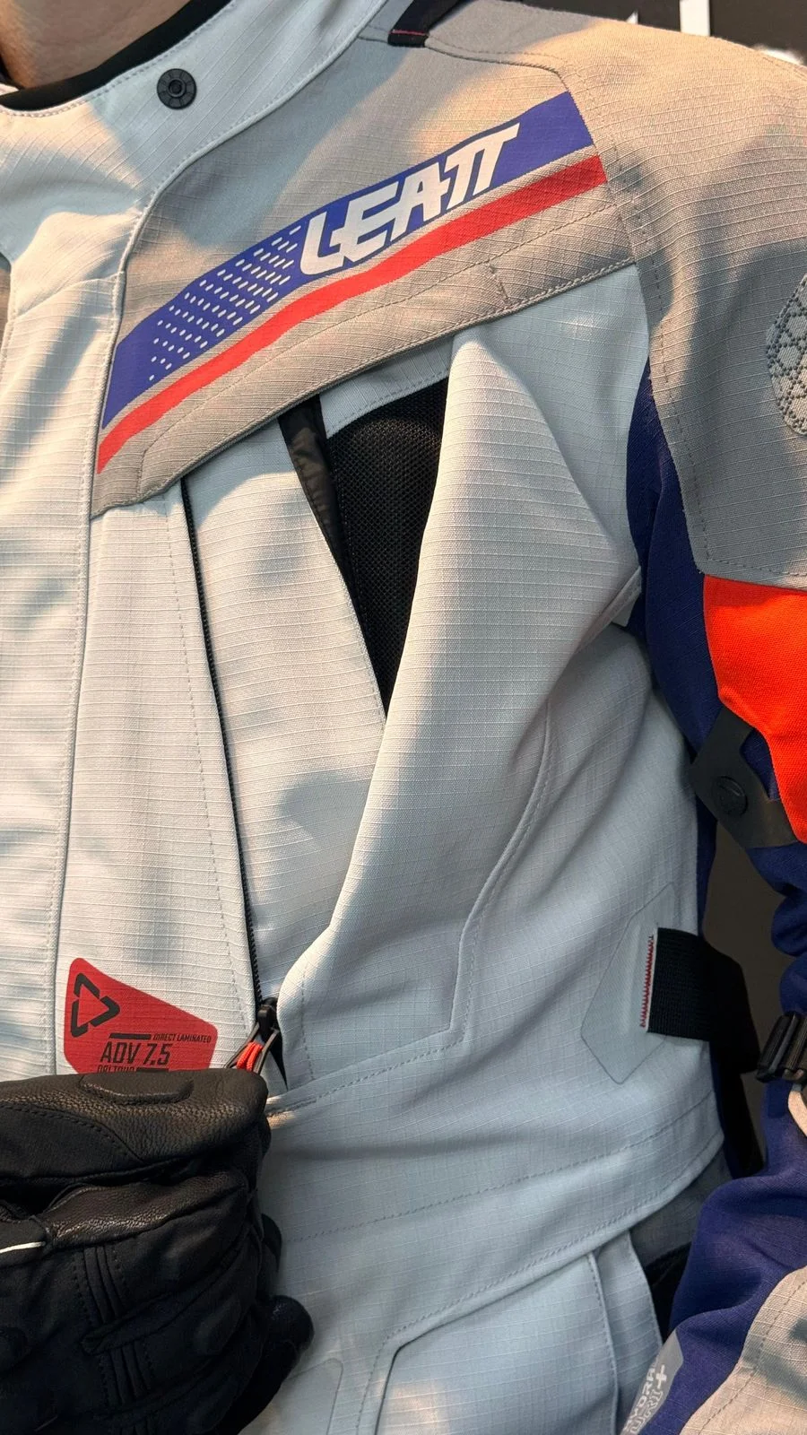 Jaqueta Leatt Adventure Dritour 7.5 Cinza/Azul/Vermelho - Spinelli