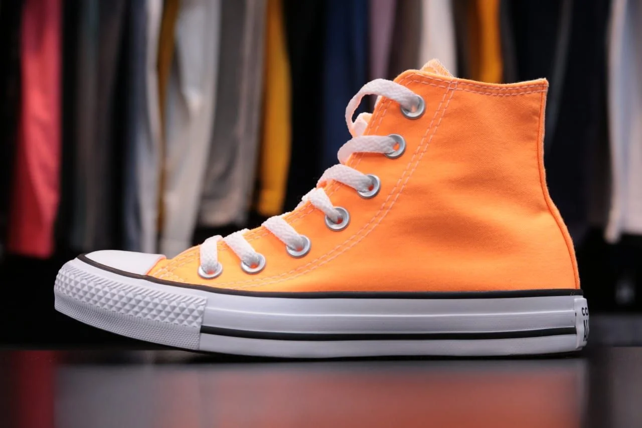 T NIS CONVERSE CT04190041 LARANJA FLUOR PRETO BRANCO Snoopy